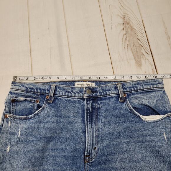 Abercrombie & Fitch The Mom high rise jeans distressed raw hem - Picture 4 of 9